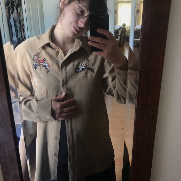 Beautiful bird embroidery on tan buttondown tanjay - Picture 2 of 8